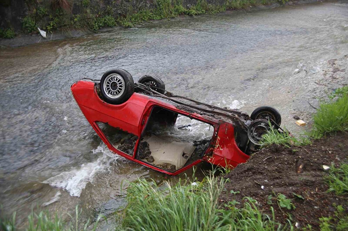 İhbar üzerine olay yerine gelen polis ekipleri, kullanılmayan otomobilin sahibine ulaşmaya çalıştı.