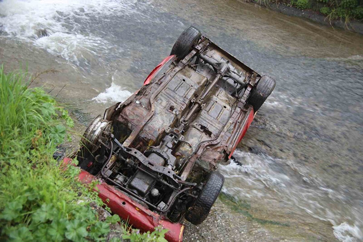 Akılalmaz olay, Bursa’nın Yıldırım ilçesi Selimzade Mahallesi’ndeki araç tamirhanelerinin olduğu bölgede meydana geldi.