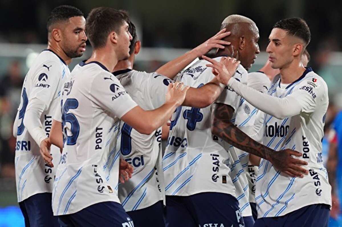 Trendyol Süper Lig'de lider Galatasaray'ın 3 puan gerisinde 2. sırada yer alan ve şampiyonluk mücadelesini sürdüren Fenerbahçe'de bir yandan da gelecek sezona dair hazırlıklar devam ediyor.