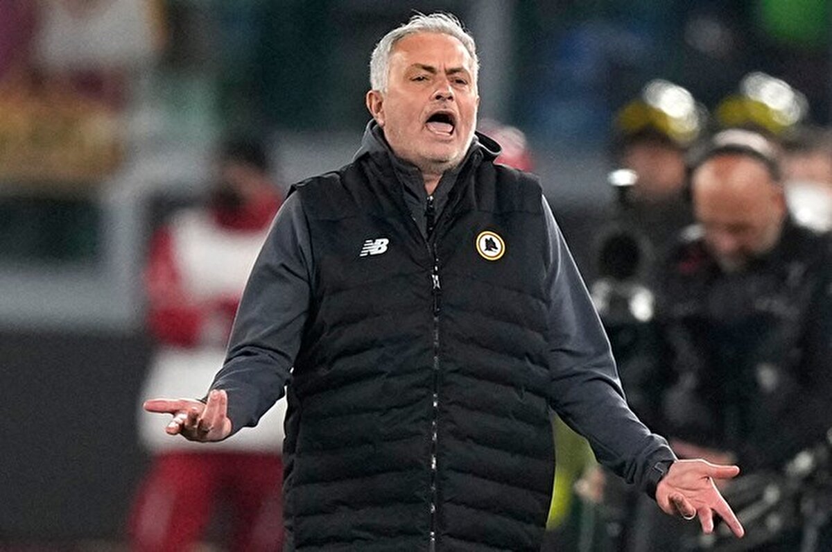 Haber detayında, sarı lacivertli takımın teknik direktörü Jose Mourinho'nun bir dönem Lazio'nun ezeli rakibi Roma'yı çalıştırdığı hatırlatılarak "Mou'nun Roma yedek kulübesindeki geçmişi göz önüne alındığında, bir nevi derbi." yorumu yapıldı