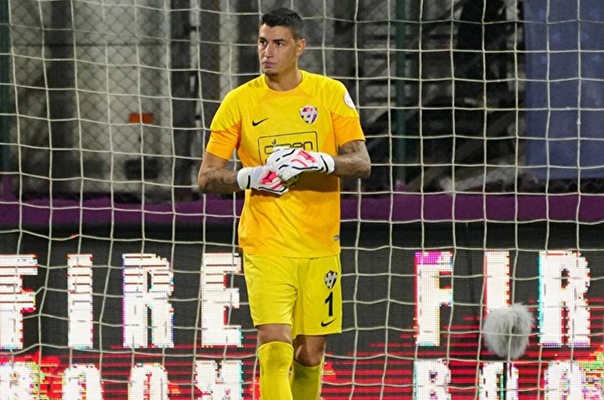 Bu sezon ligde 28 maçta kaleyi koruyan Berke Özer, 10 maçta rakiplerine kalesini kapatmayı başardı. Bu sezon ligde sadece cezalı olduğu Sivasspor karşılaşmasında görev alamayan 24 yaşındaki file bekçisi, aynı zamanda Eyüpspor’un ligde en çok forma giyen oyuncusu olmayı da başardı.