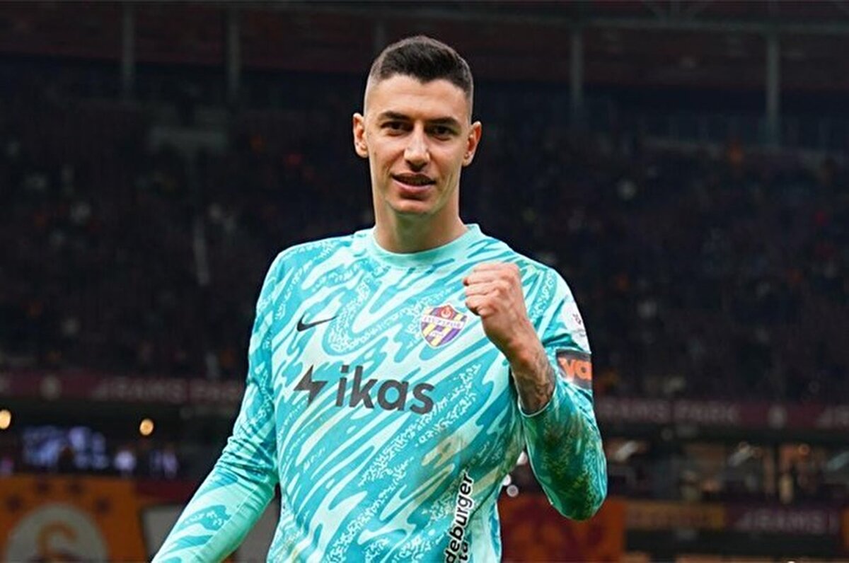 2 bin 475 dakika ile ligde en fazla süre alan Eyüpsporlu Berke Özer, 10 maçta kalesini rakiplerine kapattı. Gösterdiği performansla A Milli Takım Teknik Direktörü Vincenzo Montella’nın da dikkatini çekmeyi başaran Özer, A Milli Takım’ın Uluslar Ligi’nde Macaristan ile oynadığı maçların aday kadrosuna da dahil edildi.