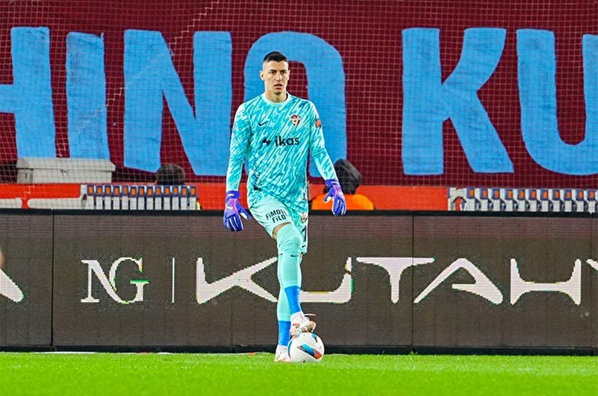 Bir dönem Belçika ekiplerinden Westerlo’da kiralık olarak forma giyen, Fenerbahçe’den ayrıldığı dönemde ise Portekiz ekibi Portimonense ile Avrupa’da boy gösteren Berke Özer, daha sonra Eyüpspor’a transfer olmuş ve takımıyla 1’inci Lig’de şampiyonluk yaşamıştı.