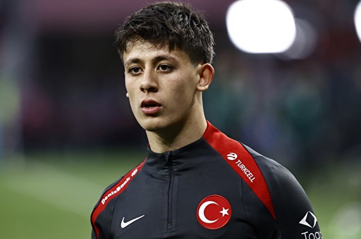 "Arda, Aston Villa'nın çok beğendiği bir oyuncu." şeklinde konuşan Monchi, "Arda bana göre özellikle çok iyi teknik koşullara sahip bir oyuncu. Sahada ortaya koyduğu bir karakter de var. Bunu milli takımındaki oyunuyla gösteriyor. Orada yaşıyla ilgisi olmayan sorumluluklar üstleniyor." değerlendirmesinde bulundu.