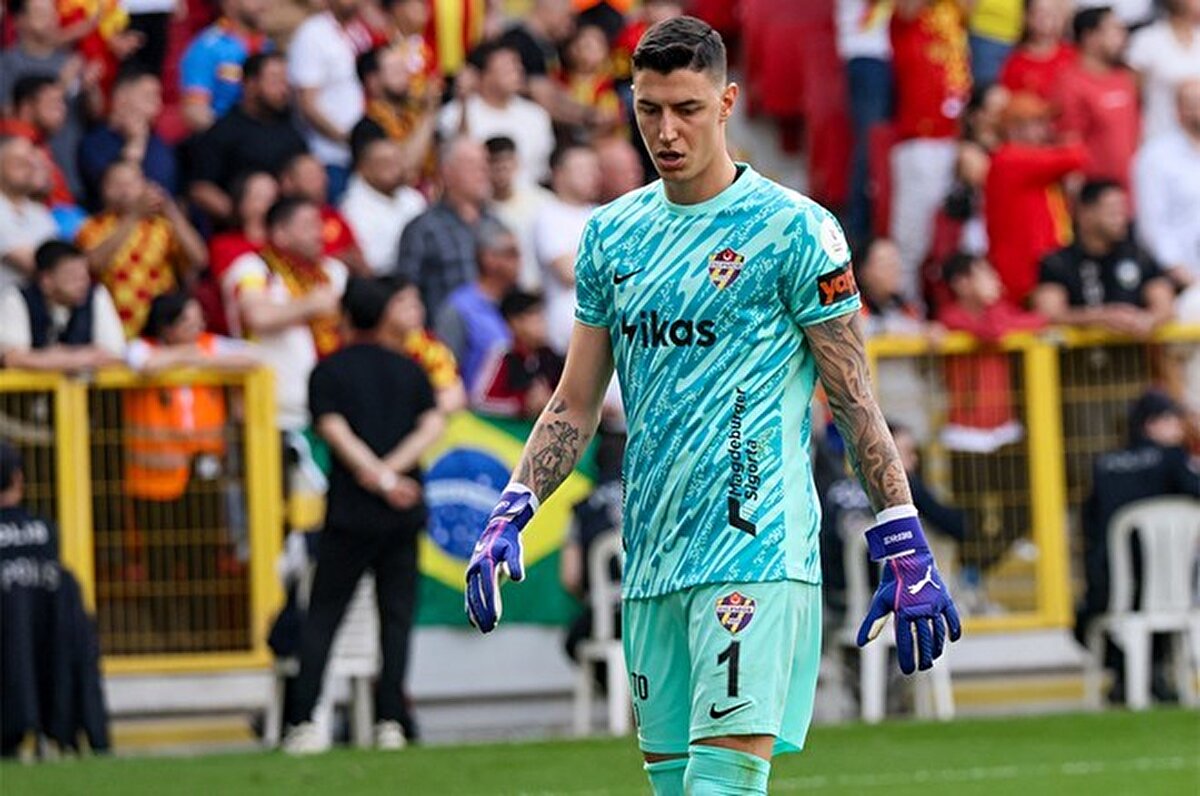 Eyüpspor formasıyla bu sezon Süper Lig’de de önemli performanslar sergileyen Berke Özer’in de Aston Villa’da forma giymeye sıcak baktığı öğrenildi. 24 yaşındaki kaleci daha önce verdiği röportajlarda Türkiye’yi Avrupa’da temsil etmek istediğini dile getirmişti.