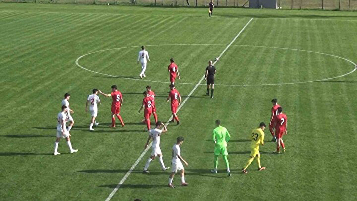 Geçtiğimiz hafta Türkiye Futbol Federasyonu'nun Sabri Sarıoğlu'nu U19 Milli Takım teknik direktörlüğü görevinden aldığı iddiaları gündeme gelmişti.<br>