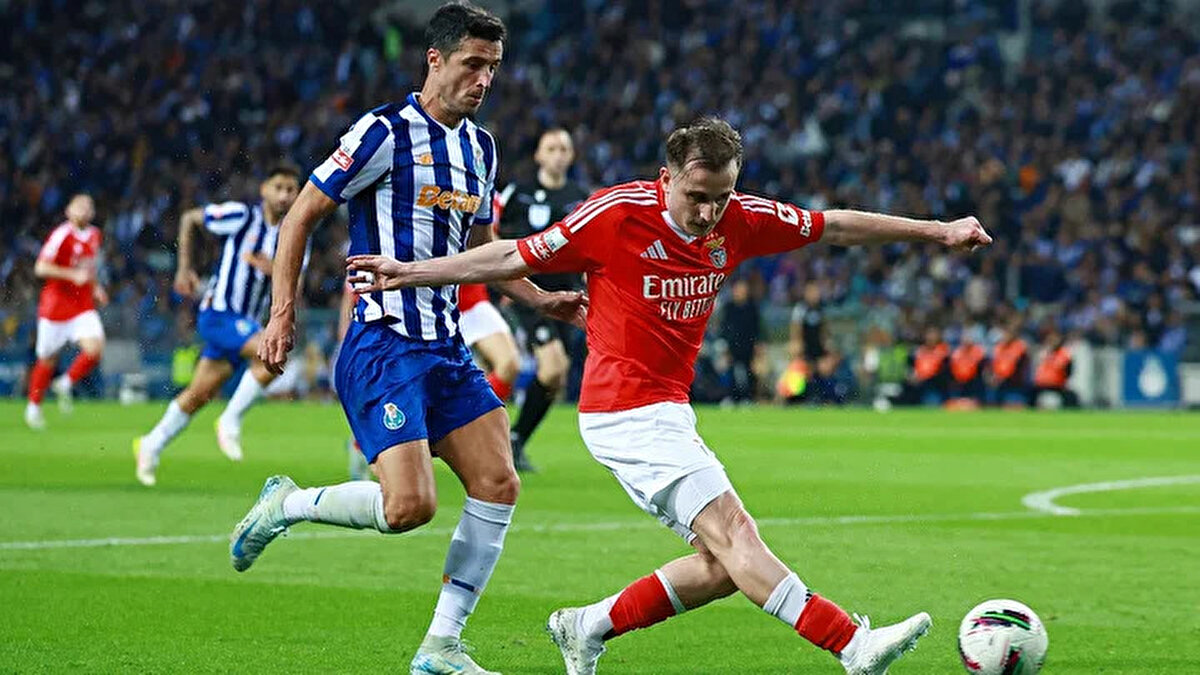 Bu sonuçla birlikte ligde puanını 68'e çıkartan Benfica maç fazlasıyla liderlik koltuğuna otururken, Porto ise 56 puanda kaldı.<br>