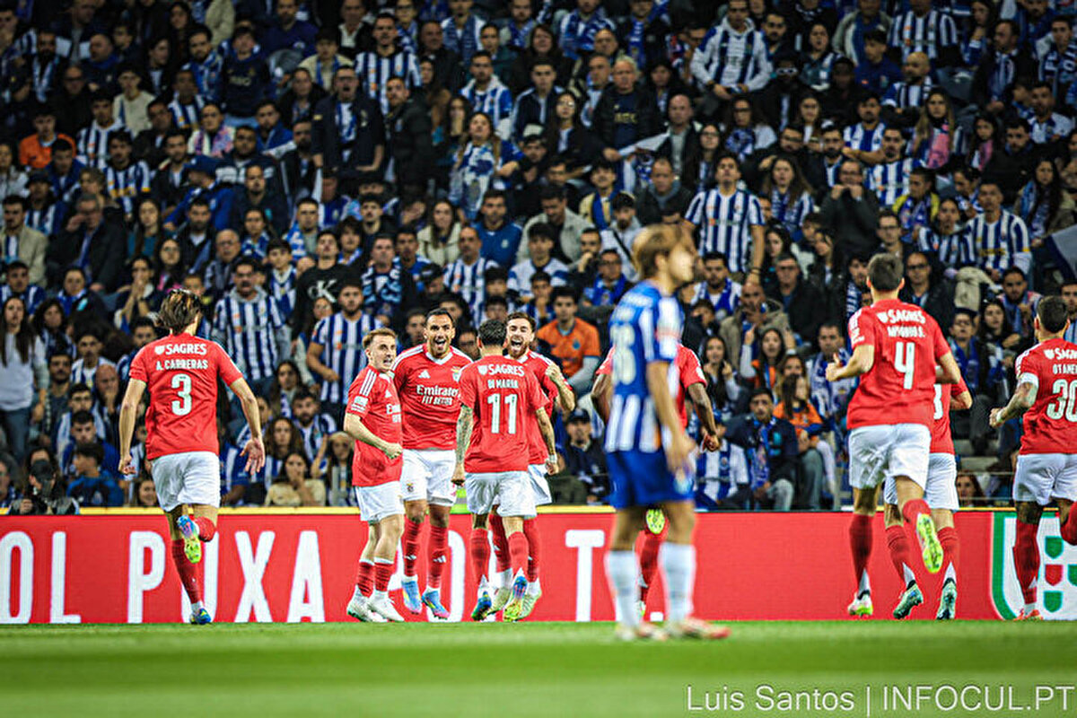 Karşılaşmanın son düdüğünün ardından oyuncuların eve gitmesini yasaklayan Porto, Dragao Stadı'nda antrenmana devam etmeleri talimatını verdi.<br>