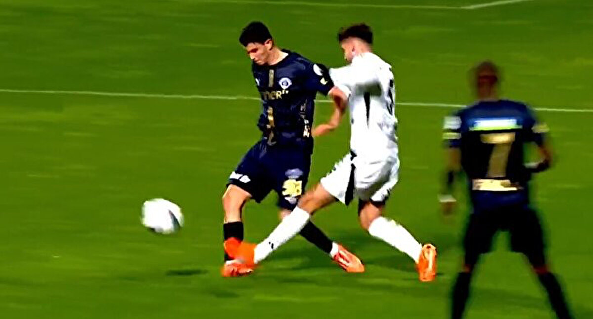 44'ncü dakikada Tayyip Talha Sanuç, Yasin Özcan'a yaptığı müdahalenin ardından sarı kart gördü. VAR tavsiyesi üzerine monitöre giden hakem Kadir Sağlam, sarı kartı iptal ederek kırmızı gösterdi.<br>