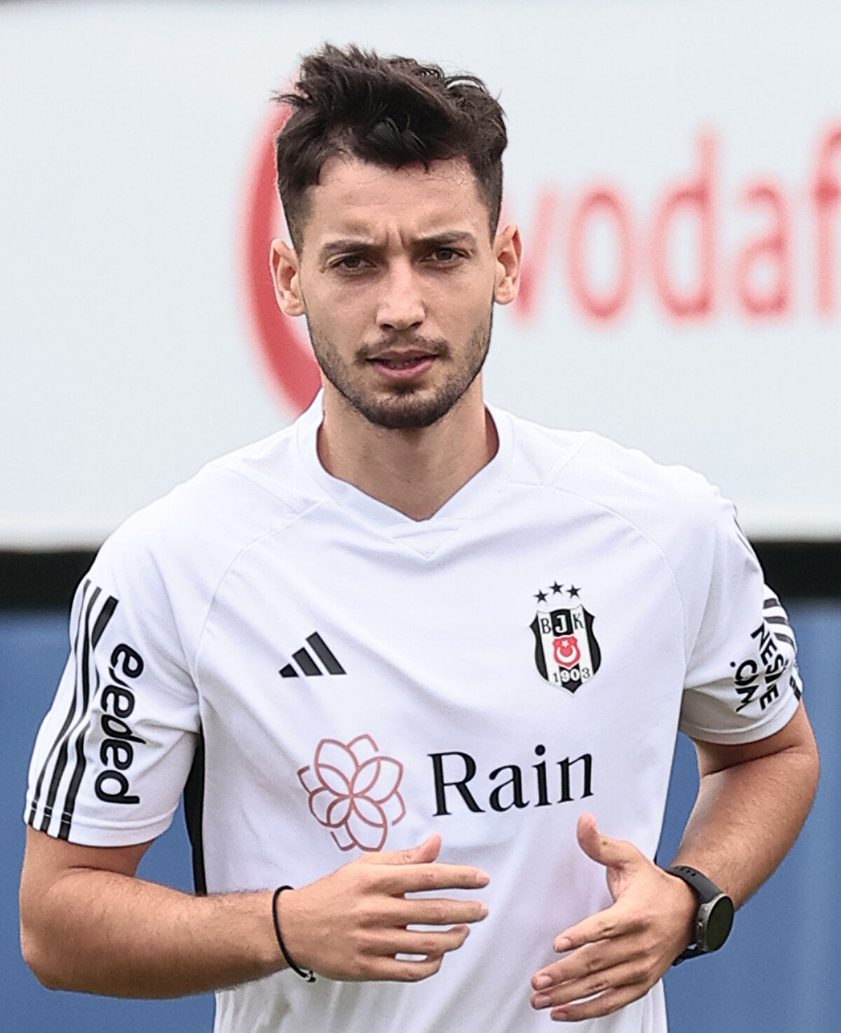 Ayrıca Tayyip Talha Sanuç, Süper Lig tarihinde oyuna girdikten sonra ilk yarı sona ermeden kırmızı kart gören ilk Beşiktaşlı futbolcu oldu. <br>
