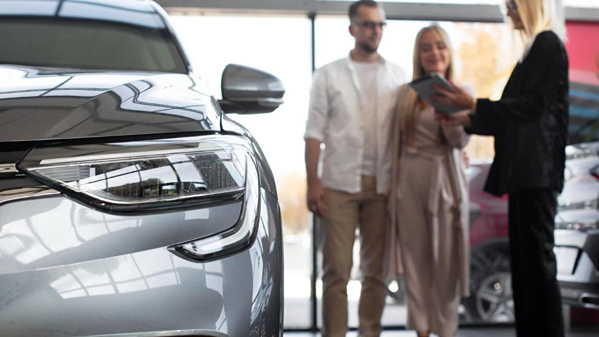 Öte yandan listede ilk 10’da Brezilya, yıllık bazda en büyük büyümeyi gösteren pazar oldu: Hacim, 2023’teki 2,18 milyon birimden geçen yıl 2,48 milyon birime yükseldi.<br><br><br>İtalyan analiste göre, otomobil kredilerindeki finansal durumun iyileşmesi ve Çin'den daha fazla seçeneğin piyasaya girmesi Brezilya pazarını canlandırdı. %14’lük artış sayesinde Brezilya, Birleşik Krallık’ı geride bırakarak altıncı sıraya yükseldi.<br><br>