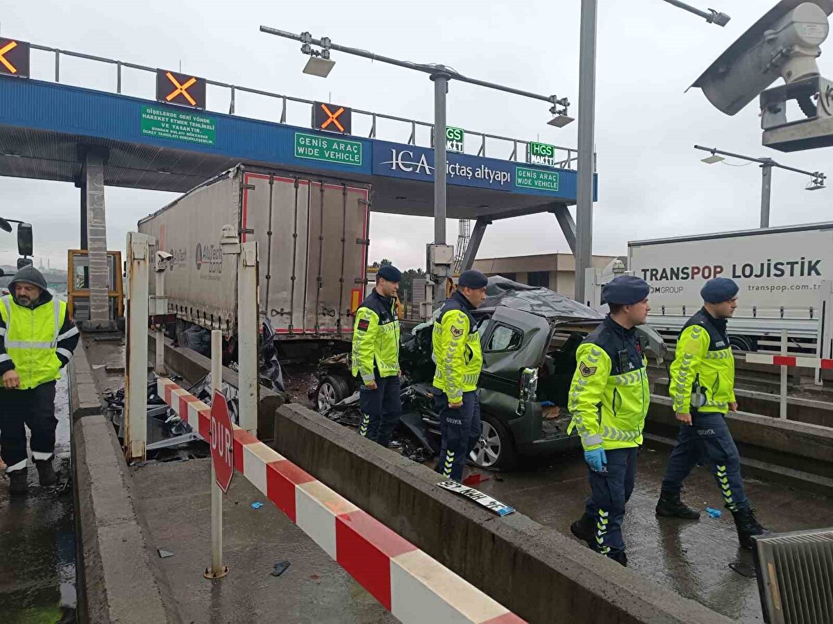 Kaza saat 08.00 sıralarında meydana geldi. Kuzey Marmara Otoyolu Pendik Mecidiye Gişeler’den geçiş sırasında bir araç, tırın altına girdi. Kazada araçta bulunan bir kişi hayatını kaybetti.