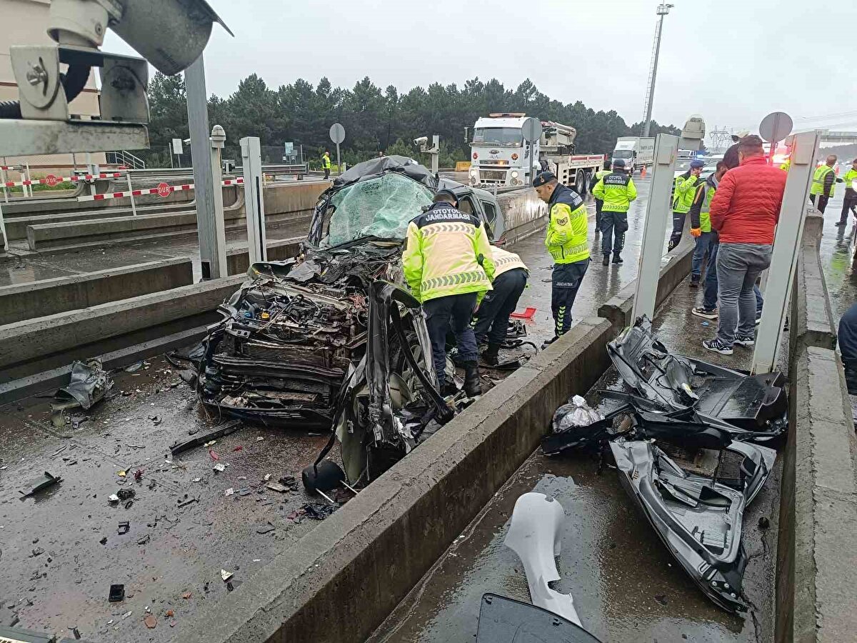 Öte yandan, iki gün önce yine Pendik’te bulunan Kurnaköy Gişeleri’nde yaşanan kazada da 4 kişi hayatını kaybetmişti. Kısa süre içinde aynı bölgede benzer şekilde iki ayrı ölümlü kazanın yaşanması dikkat çekti.