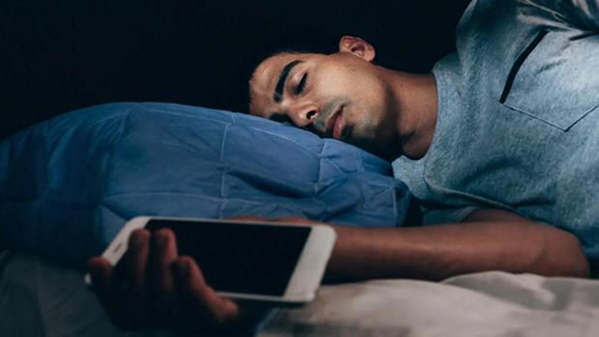 2. Akşam saatlerinde ekran süresini azaltın ve uyku öncesinde telefonda vakit geçirmeyi bırakın.