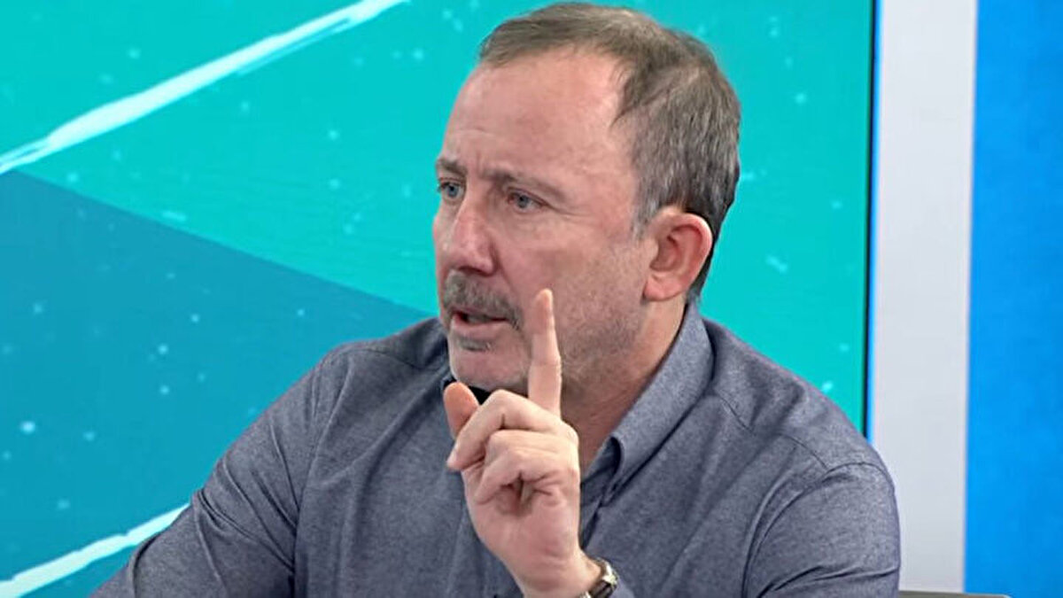 'Chamberlain'in oynadığını ikinci yarı öğrendim ben'<br><br>"Beşiktaş'ta sezon bitti. Niye genç futbolcuları oynatmıyorsunuz? Keny Arroyo'yu aldınız. Niye oynatmıyorsunuz? Mustafa Hekimoğlu'nu oynat. Daha çok oynat. Immobile'ye bugün 10 üzerinden 1 puan veriyorum. O da sahada olduğu için. Chamberlain'in oynadığını ikinci yarı öğrendim ben." <br>