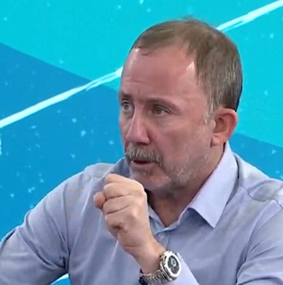 'Hiç kendime yer yaptığım yok'<br><br>"Solskjaer'in çok uzun vadeli olduğunu düşünmüyorum. Hiç kendime yer yaptığım yok. Böyle de düşünmeyin. Ben böyle biri değilim. Beşiktaş'ta yer yapacak durumum yok. Ben bunu gördüğüm için söylüyorum. Bu sezon ile yargılamak doğru değil zaten. Görüyorum ki, hala genç oyuncuları oynatmıyor.<br>