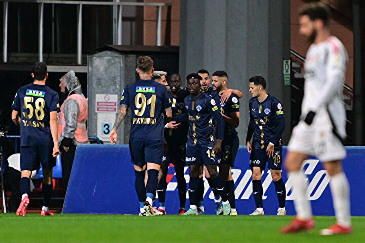 Beşiktaş deplasmanda Kasımpaşa ile 1-1 berabere kaldı. Karşılaşmaya daha iyi başlayan taraf ev sahibi Kasımpaşa oldu. Fall ile bulduğu gol ofsayta takılan lacivert-beyazlılar, Ben Ouannes'in 14'üncü dakikada attığı golle öne geçti. Beşiktaş ise Rafa Silva ile girdiği pozisyonda direğe takıldı. Beşiktaş'ta Emirhan Topçu'nun sakatlığı sonrasında 17'nci dakikada oyuna dahil olan Tayyip Talha Sanuç, 44'üncü dakikada gördüğü kırmızı kartla oyun dışında kaldı. Mücadelenin ilk yarısı Kasımpaşa'nın 1-0'lık üstünlüğüyle sona erdi.<br>