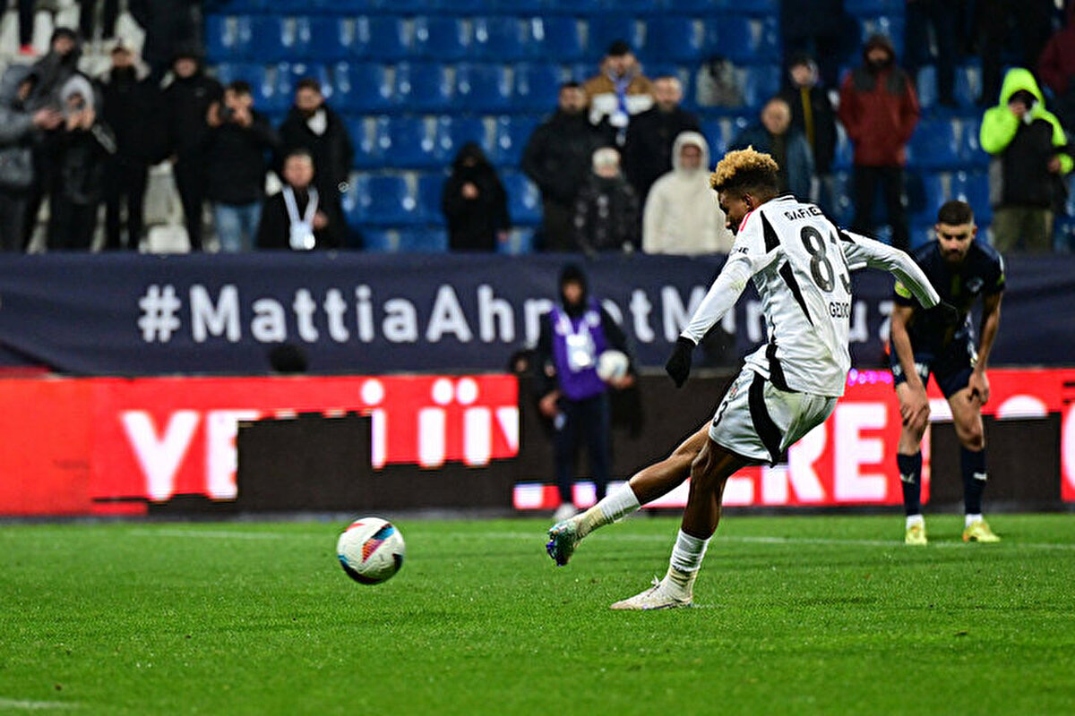 Rakibinin eksik kalmasıyla birlikte Kasımpaşa, ikinci yarıda daha net pozisyonları bulan taraf oldu. Lacivert-beyazlılar, Aytaç Kara ile girdiği iki gol pozisyonunu da değerlendiremedi. Beşiktaş ise 74'üncü dakikada Mustafa Hekimoğlu ve 85'inci dakikada Rafa Silva ile girdiği pozisyonlarda Gianniotis'e takıldı. Siyah-beyazlılar, 88'inci dakikada Brekalo'nun Salih'e yaptığı müdahale sonrasında penaltı kazandı. 89'uncu dakikada penaltı atışını kullanan Gedson topu ağlara göndererek skora denge getirdi: 1-1. 90+4'üncü dakikada ceza sahasında oluşan karambolde Cafu şutunu çekti. Kaleci Mert'i geçen topu Svensson çizgiden çıkarttı. Karşılaşmada başka gol olmadı ve mücadele 1-1'lik eşitlikle sona erdi.<br>