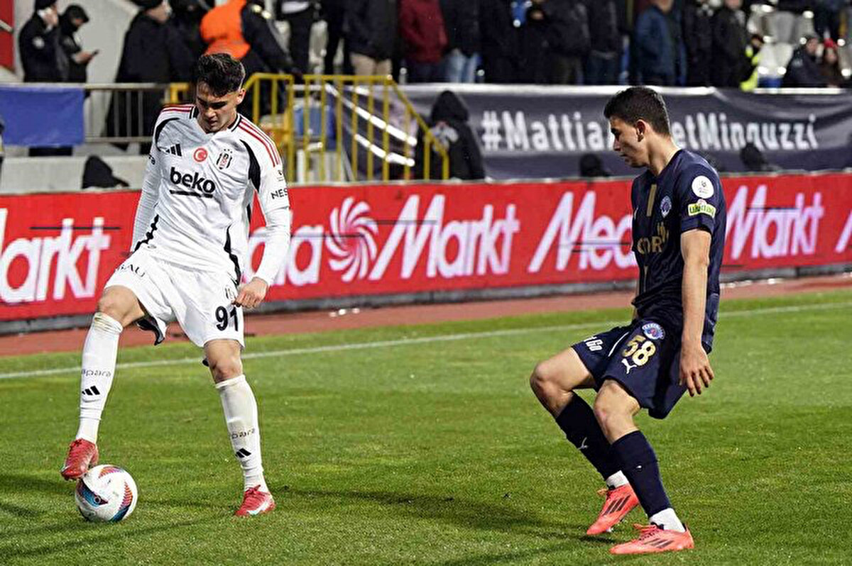 Tugay Kerimoğlu: "Immobile mi, Mustafa mı? Ben bugünden sonra Mustafa’yı tercih ederim. Bana kalırsa bu daha mantıklı. Immobile ile bu oyun oynanmıyor. Geçmişinde başarıları var ama bazen de o kumaş tutmadığı zaman olmuyor. Mustafa’yı geliştirmek için Mustafa diyorum."<br>