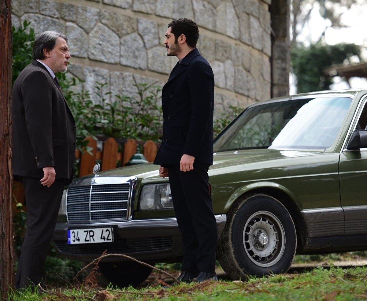 Pek çok detayla ön plana çıkan dizide dikkatleri üzerine çeken bir diğer konuysa Maraşlı karakterine hayat veren Burak Deniz'in kullandığı araba olmuştu.