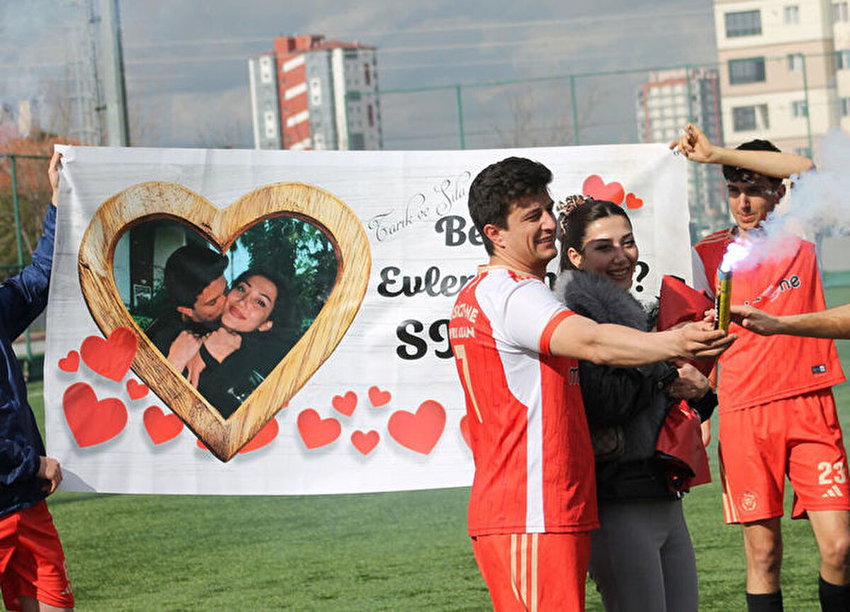 Yavru Aslan Gençlik Spor futbolcusu Tarık Tiryaki maçtan sonra sahada ‘üzerinde "Benimle evlenir misin?" yazılı pankart ile sevgilisi Sıla Arıkan’a evlilik teklifi etti.