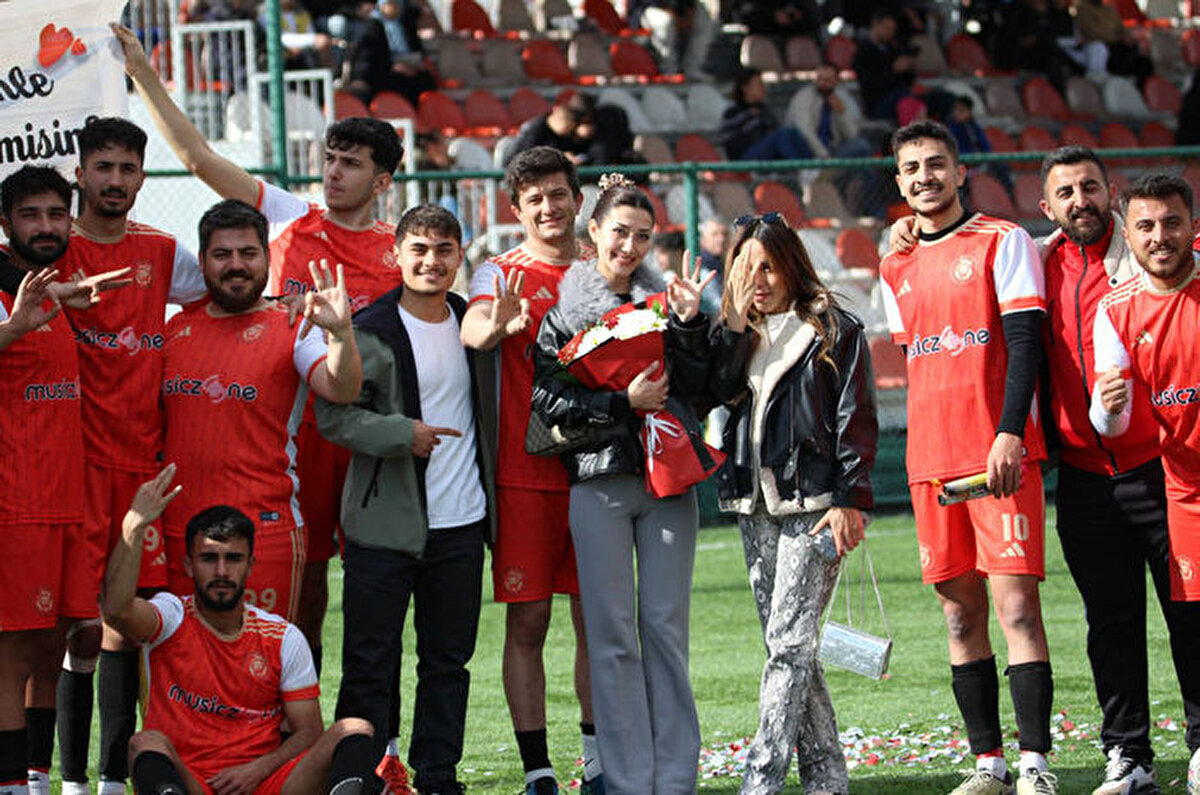 Tiryaki’nin takım arkadaşları da bu özel ana eşlik etti.