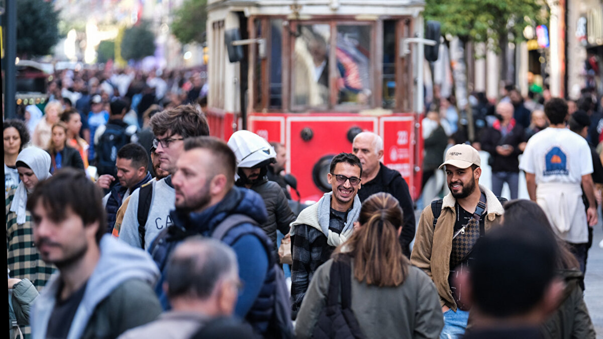Peki Türkiye kaçıncı sırada?<br><br>1927 yılından bu yana Türkiye'nin nüfusu altı kattan fazla artmış, İkinci Dünya Savaşı'nın ardından hızlı bir büyüme gerçekleşmiştir.<br><br>Ancak azalan doğum oranları nedeniyle büyüme yavaşlamıştır. Şu anda nüfusun yaklaşık yarısı 30 yaşın altındadır.<br><br>Nüfusun 2050 yılında 95 milyona ulaşacağı ve 2100 yılında 82 milyona düşeceği tahmin edilmektedir.