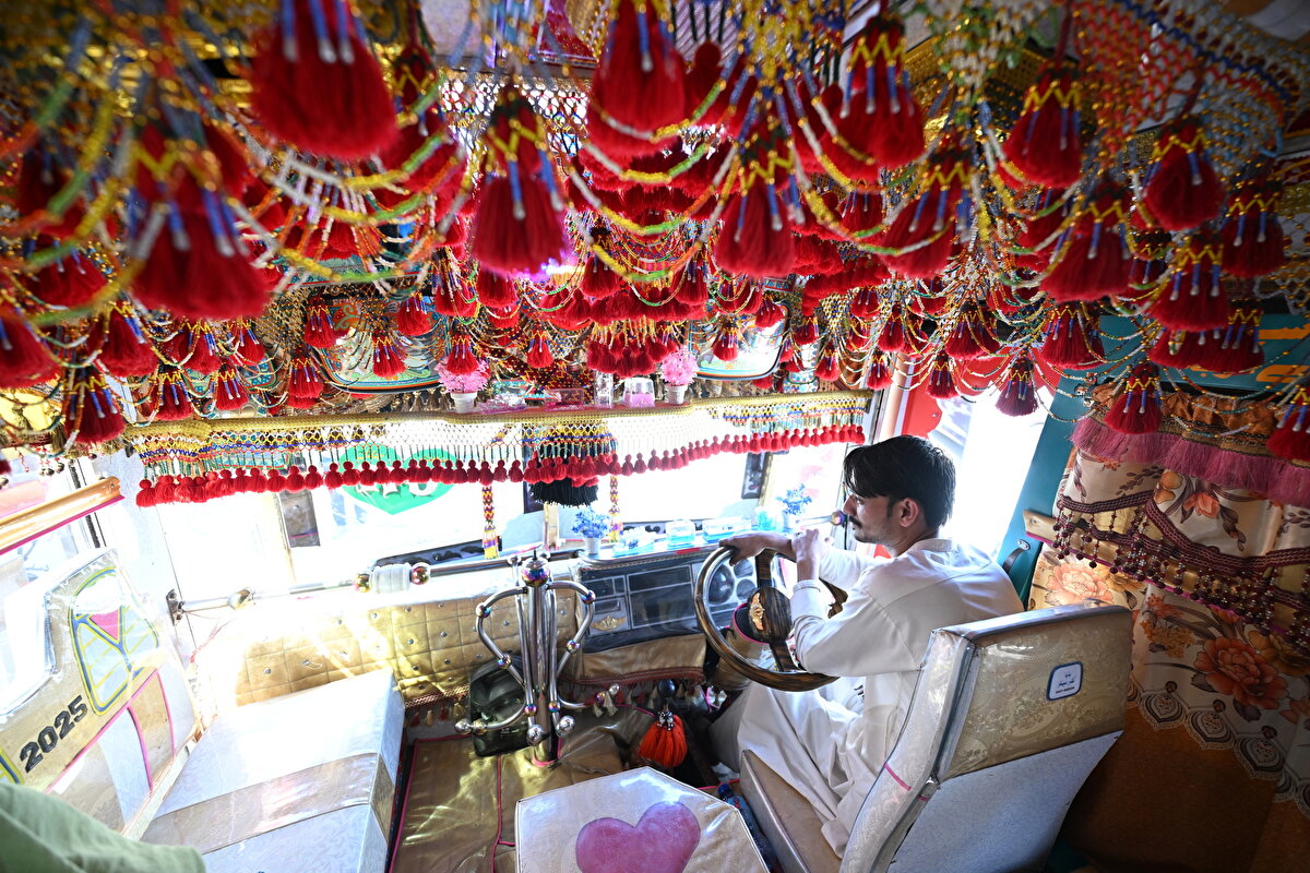 Sind eyaletinin yönetim merkezi olan Karaçi'de eski olmalarına rağmen üzerlerindeki farklı süslemeler ve çizilen resimlerle ilgi gören otobüsler, yerel halk tarafından yoğun olarak kullanılıyor.