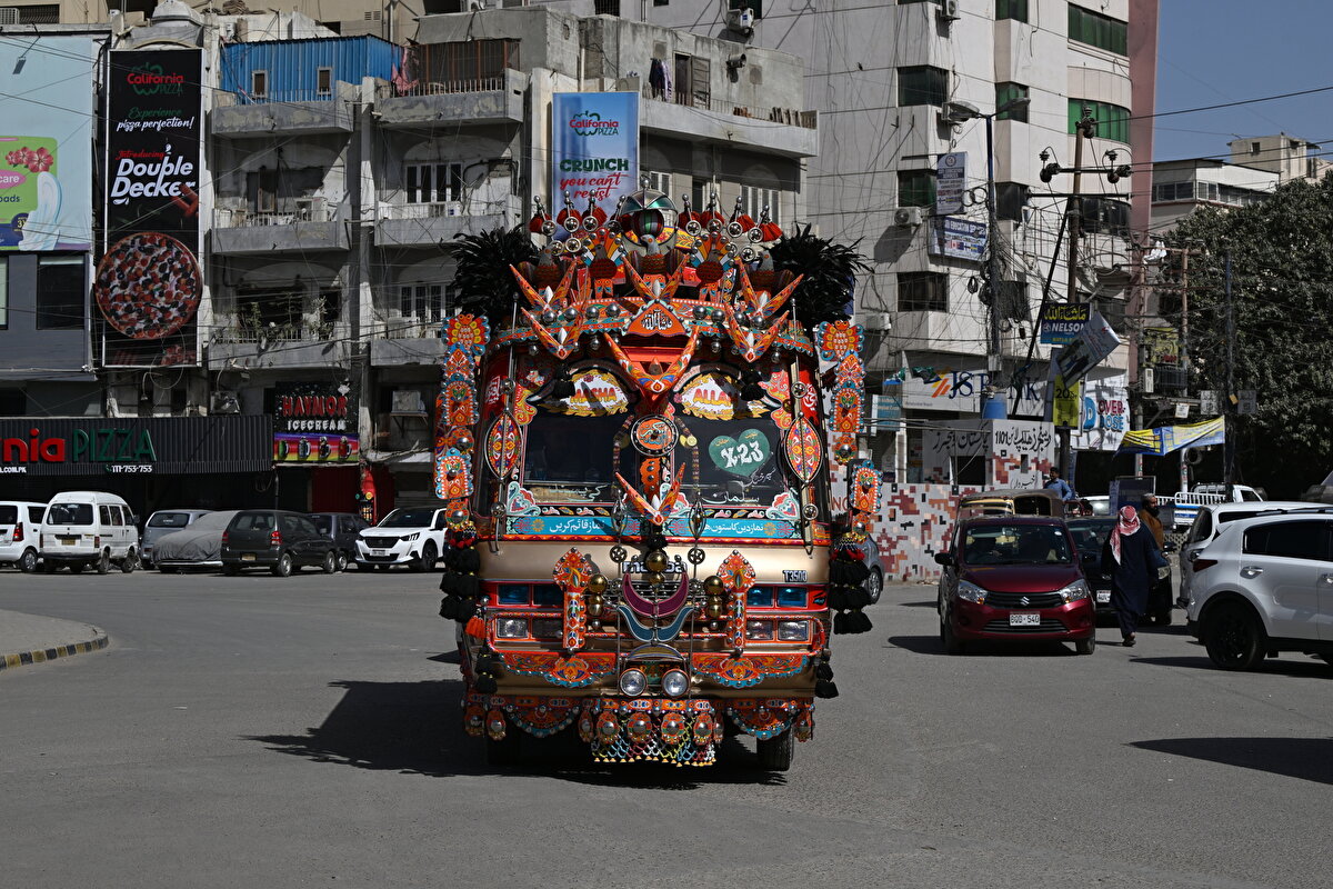 Yolcuların üstünde de seyahat ettiği otobüslerin kapısı bulunmuyor ve zaman zaman muavinin dışarı sarktığı görülüyor.