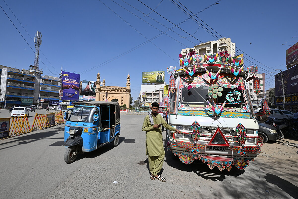 Konforlu ve klimalı olan araçlara göre daha uygun fiyatla hizmet vermesi dolayısıyla tercih edilen otobüsler, kentin yollarını renklendiriyor.