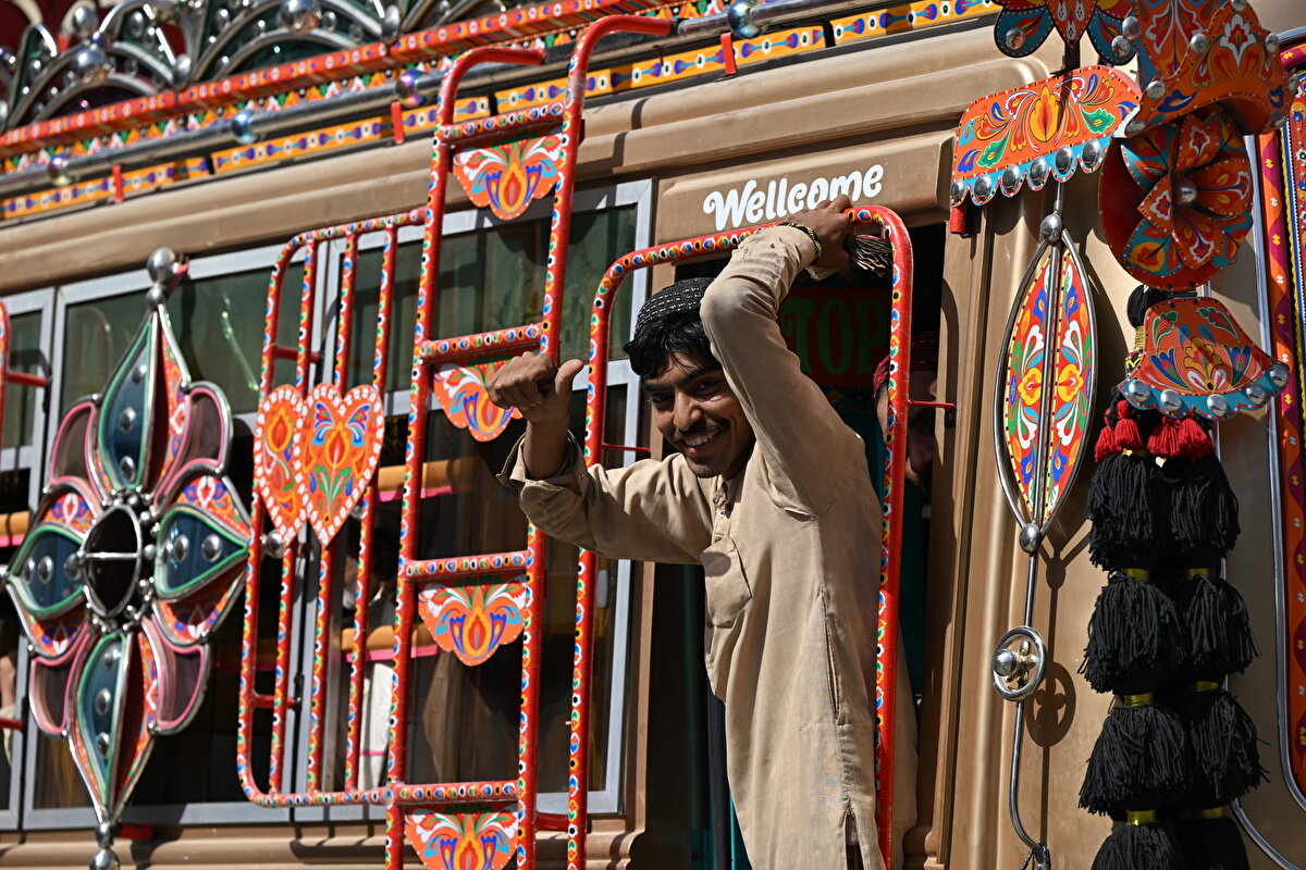 Renkli işlemeler ve rengarenk püsküllerle süslenen otobüsler, farklı bir seyahat deneyimi sunuyor.
