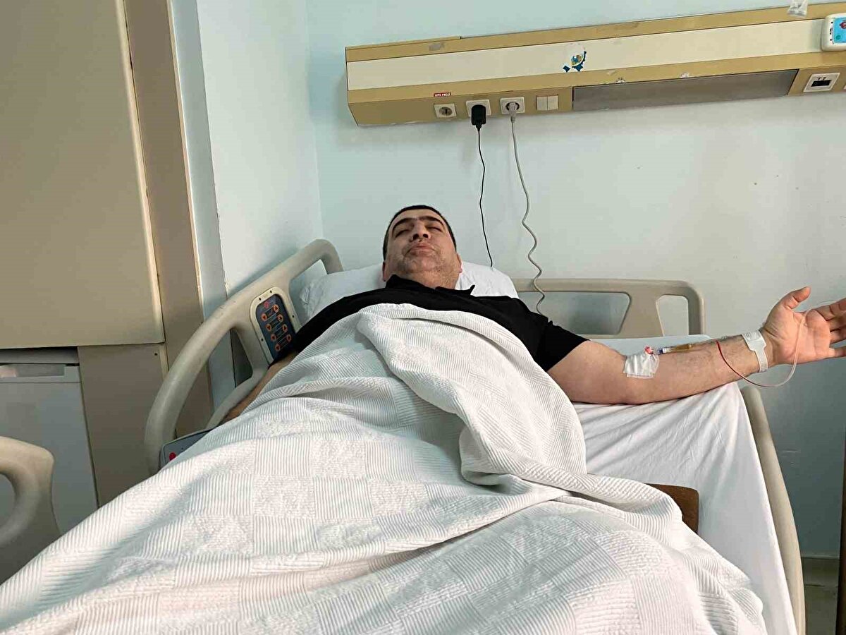 "Bir dürüm yedik ne hallere düştük"<br><br>Tavuk döner yediği için pişman olduğunu ifade eden Kayhan Dölcel, "Bir dürüm yedik ne hallere düştük. Sanki zehir zıkkım yedik. Şu düştüğümüz hale bakın. Çocuklar bir yanda, iş yerim bir yanda, ben bir yandayım. Ne hallere düştük. Keşke böyle olmasaydı ama bundan sonra herkes yaptığı işe de dikkat etmeli. Bakın bir haftadır neler çekiyorum. Anamdan emdiğim süt burnumdan geldi" şeklinde konuştu.<br>Enfeksiyon hastalıkları bölümünde tedavi altına alınan Dölcel’in karaciğer değerlerinde sıkıntı olduğu öğrenildi.