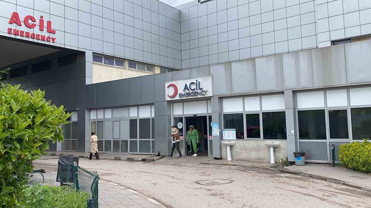 Yeniden fenalaştı<br><br>Zehirlenme belirtileri üzerine hastanelere başvuranlardan bazıları taburcu edilirken, bazısının ise tedavileri sürüyor. Geçtiğimiz günlerde tedavisinin ardından evine giden ancak yeniden rahatsızlanarak Derince Eğitim ve Araştırma Hastanesi’ne kaldırılan Kayhan Dölcel’in de tedavisi devam ediyor.