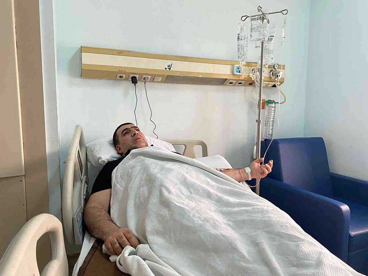 "Ne yatabiliyorum ne de uyuyabiliyorum"<br><br>Geceleri uyuyamadığını anlatan Kayhan Dölcel, "Ne yatabiliyorum ne de uyuyabiliyorum. Uyumaya çalışıyorum ama sabah 05.00’e kadar kaç kez kalkıyorum. İnşallah bu rahatsızlıktan kurtuluruz. Benim gibi olan herkesin de bu rahatsızlıklardan en kısa zamanda kurtulmasını umut ediyorum" dedi.