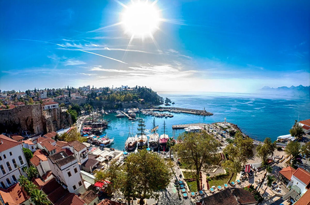 1. Antalya – Tatilin Başkenti<br><br>2024 yılında Antalya, yaklaşık 17,3 milyon ziyaretçi ağırlayarak Türkiye'nin en popüler tatil destinasyonlarından biri olmuştur.