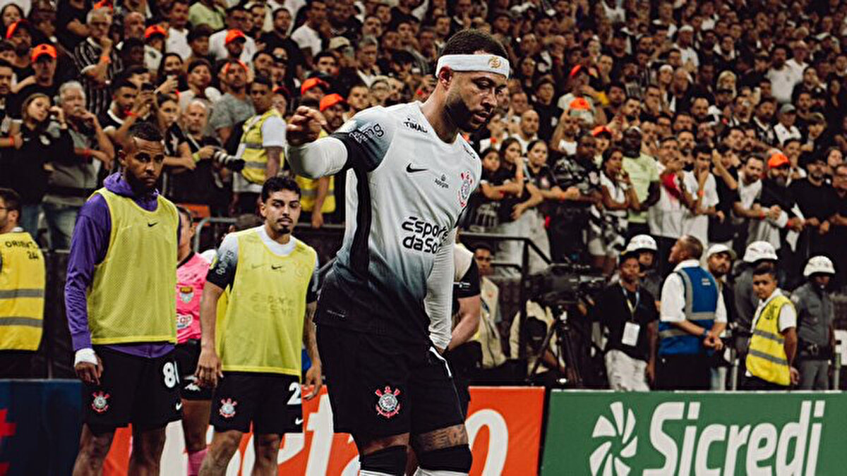 Brezilya Serie A takımlarından Corinthians forması giyen Hollandalı futbolcu Memphis Depay, geçtiğimiz günlerdeki hareketiyle yeni bir tartışmanın fitilini ateşledi.<br>