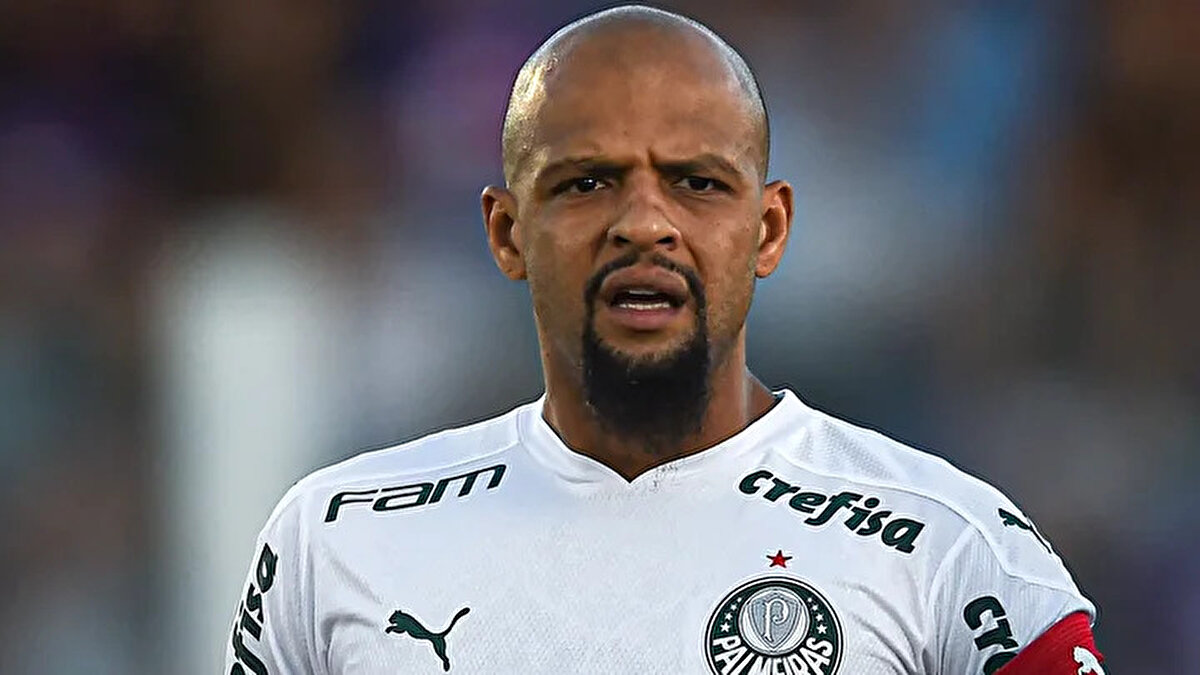 Felip Melo, "Brezilya, futbol oynamanın verdiği keyif sayesinde beş kez dünya şampiyonu oldu. Sokaklarda, toprakta oynayan çocuklara topa basamayacaklarını mı söyleyeceksiniz? Bunu onlara açıklayacak mısınız? Bunun saçma olduğunu düşünüyorum, buna katılmıyorum." ifadelerini kullandı.<br>