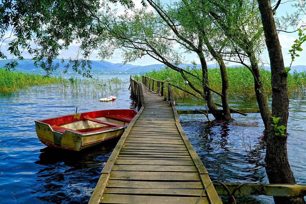 4. Sapanca – Doğayla Baş Başa<br><br>Sapanca, özellikle İstanbul'a yakınlığı sayesinde hafta sonu kaçamakları için popüler bir destinasyon olmaya devam ediyor.