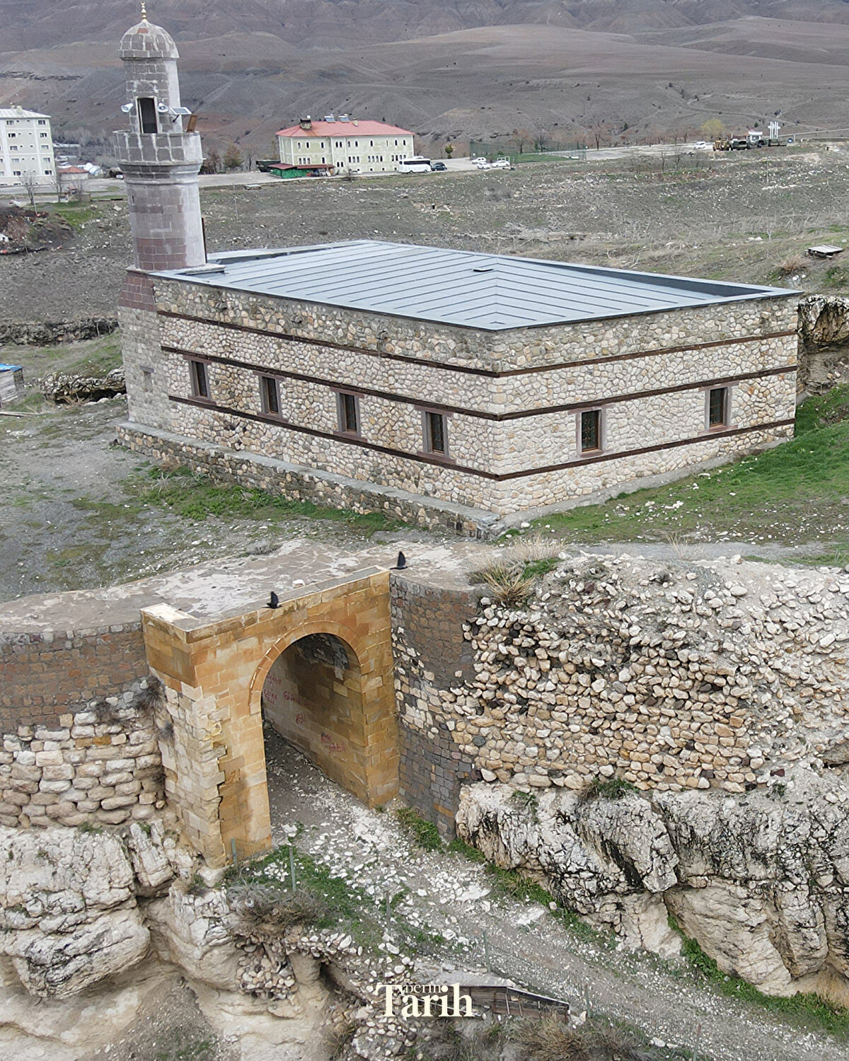 Kemah Kaymakamlığının hazırladığı 2 milyon 700 bin lira maliyetli projeyle 2021'de yeniden yapımına başlanan tarihi cami, Kuzey Doğu Anadolu Kalkınma Ajansı ile hayırsever iş insanlarının ve Kemah Belediyesinin desteğiyle tarihi kayıtlardan yola çıkılarak aslına uygun şekilde inşa edildi.