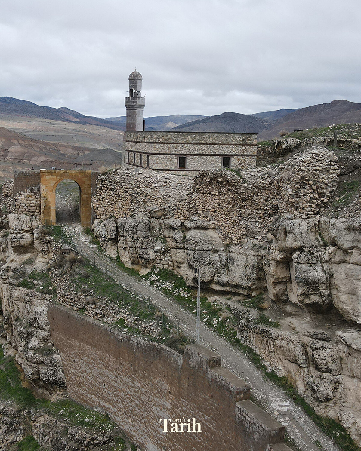 Kemah'ta birçok önemli tarihi ve kültürel eserin bulunduğunu dile getiren Bayram, "Erzincan'ın en tarihi ilçelerinden birisi Kemah'tır. Dolayısıyla biz burada dolu dolu tarihi yaşamışız. 1071'den bu tarafa Kemah bu şekilde gidiyor. İnşallah burayı kısa sürede turizme açacağız ve adına layık bir ilçe haline getireceğiz. Bizim iç turizmimiz öyle çok fazla da tanıtılmamış maalesef. İnşallah buradaki eksiklikler tamamlanırsa buraya mutlaka önemli sayıda ziyaretçi geleceğini tahmin ediyorum." dedi.
