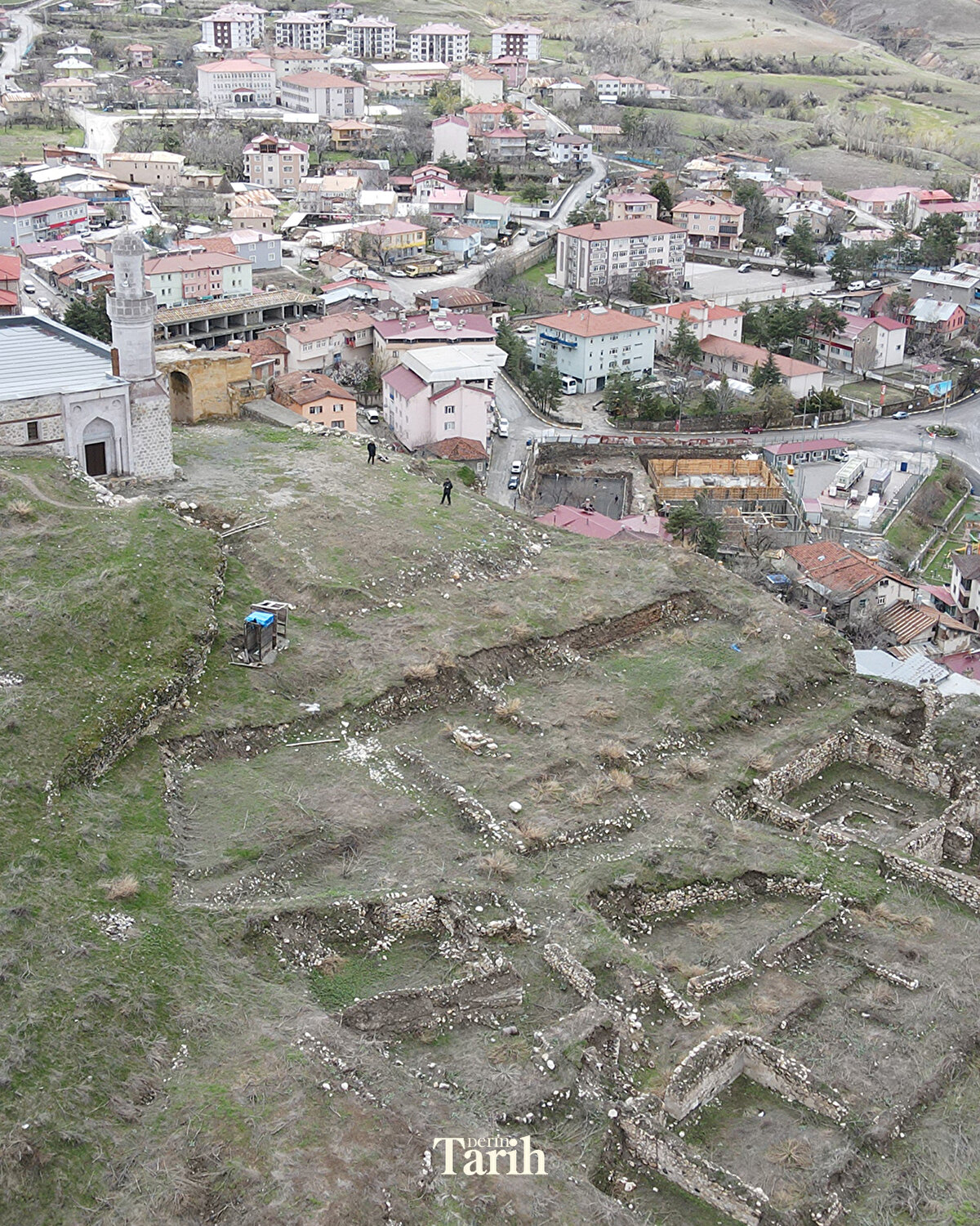 Anadolu'daki ilk Türk beyliklerinden Mengüceklilerin yerleşim merkezi olan Kemah Kalesi'ndeki Bey Camisi, ibadete açıldı. 