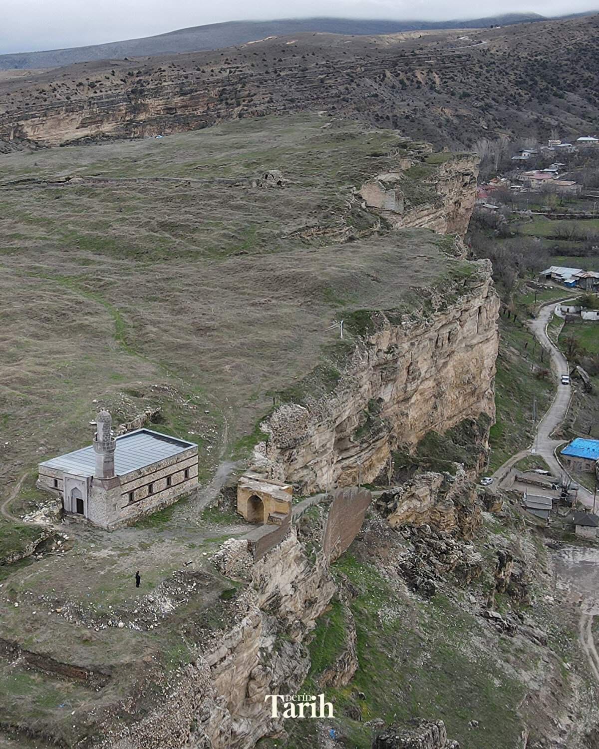 "Belediyemiz öncülüğünde tamamlanan bu 800 yıllık tarihi camimizde ezan sesi dinlemek, bizim için müthiş bir şey ve çok güzel bir duygu. Şu anda kaymakamlık, müftülük ve biz belediye olarak buranın her türlü ihtiyacını giderdik. Burada eksik olan ezan sesimizdi, onu da Ramazan Bayramı münasebetiyle gerçekleştirdik ve vatandaşımızın yoğun ilgisiyle karşılaştık. Binlerce yıllık tarihi olan Kemah Kalesi'nde ezan sesini tekrar duymak güzeldi."