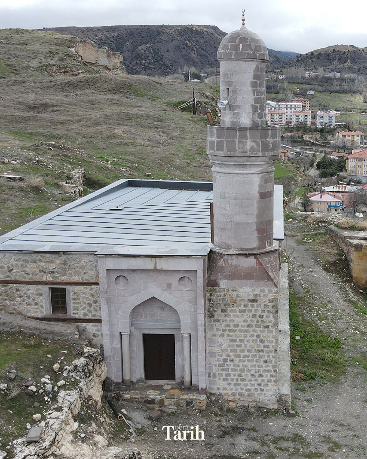Kent merkezine 55 kilometre uzaktaki ilçede hakim bir tepede kurulan Kemah Kalesi'nde Atatürk Üniversitesi Edebiyat Fakültesi Sanat Tarihi Bölümü koordinesinde 2010 yılında başlatılan kazılarda sekiz asırlık olduğu tahmin edilen kalıntılarına rastlanan Bey Camisi'nin yeniden ayağa kaldırılması için çalışma başlatıldı.