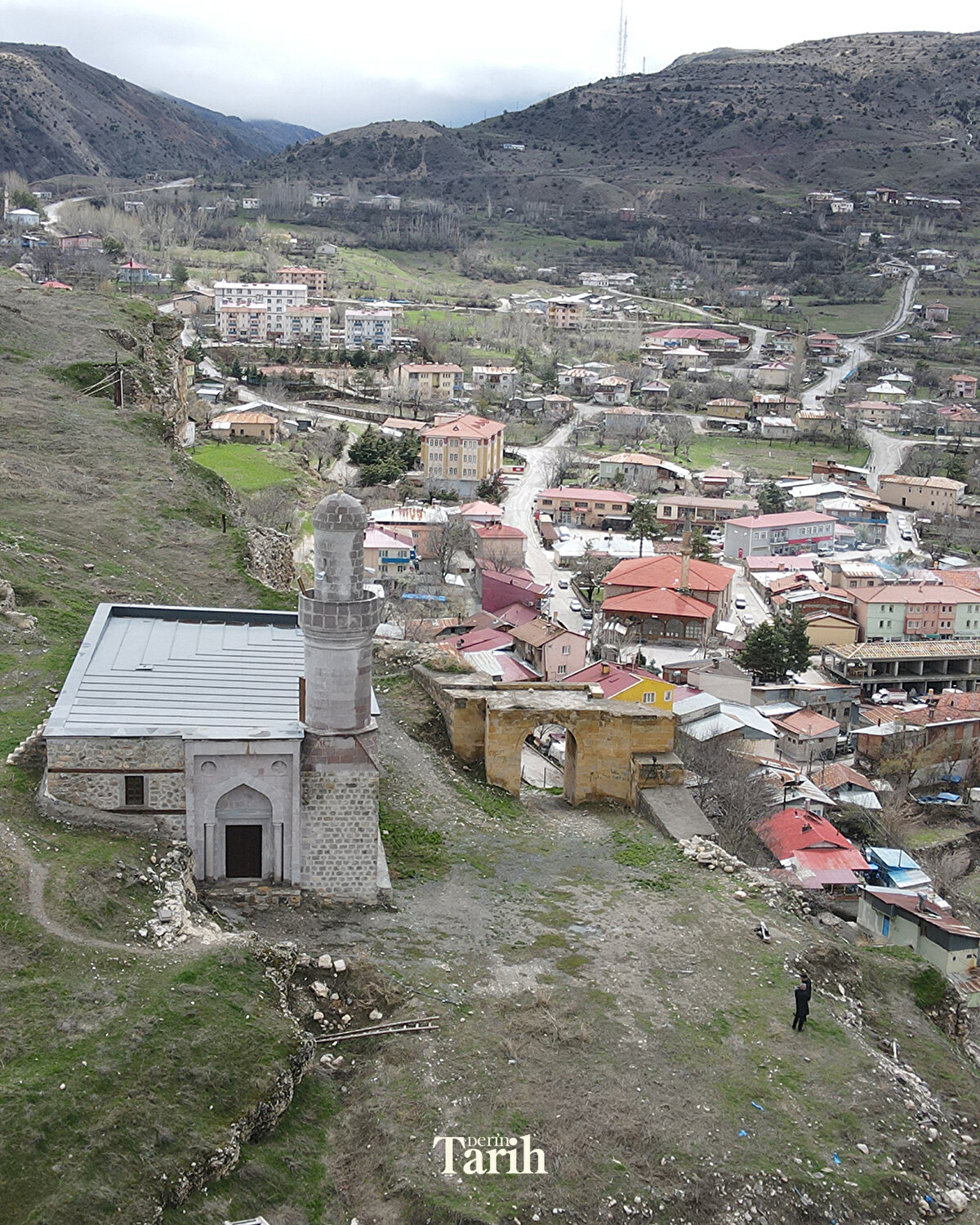 Merkezi sistemle ezan sesinin yankılandığı tarihi camiye yakın zamanda bir imam görevlendirilmesi bekleniyor.
