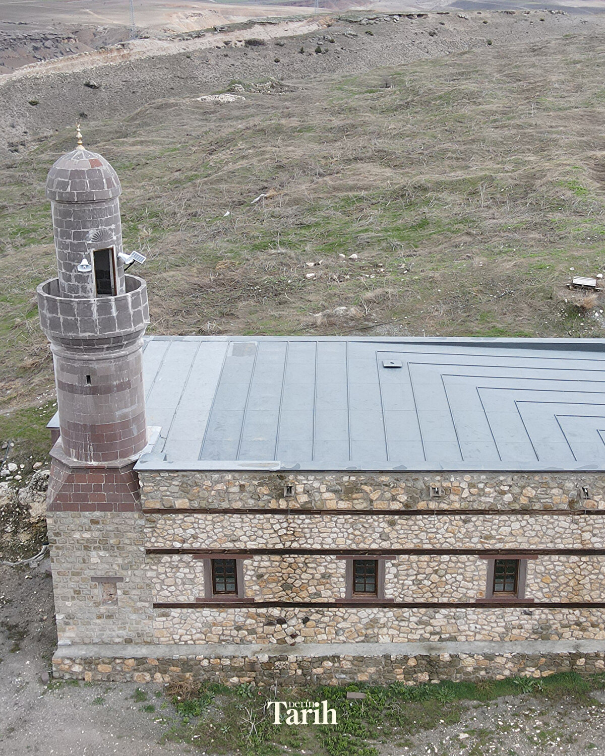 Kemah Belediye Başkanı Cevdet Bayram, kayıtlardan yola çıkılarak aslına uygun şekilde yeniden inşa edilen Bey Camisi'nden yeniden ezan sesini duymanın tarif edilemez bir mutluluk olduğunu söyledi.