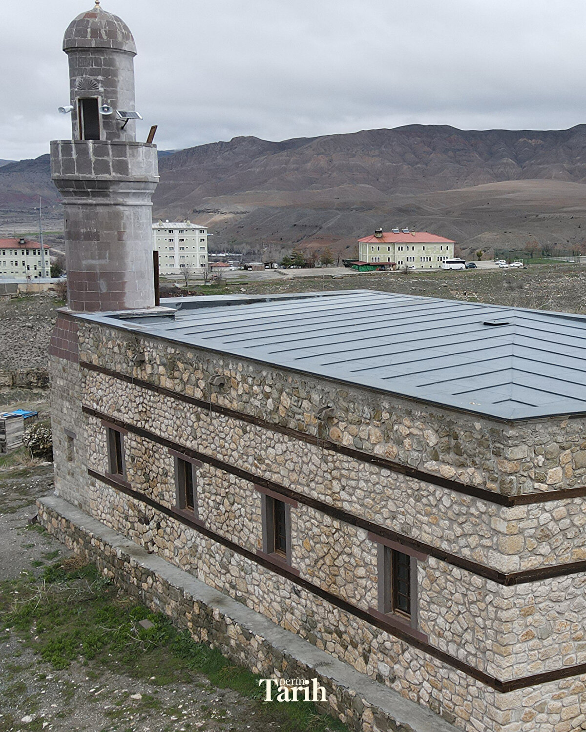 Bayram, Evliya Çelebi'nin de Seyahatnamesi'nde Bey Camisi'nden bahsettiğini hatırlatarak, "Burada bir mahalle olduğundan, Kemah'ın eski yıllarında burada bir mahalle ve caminin bulunduğundan bahsediyor. Dolayısıyla bu durum bugün gerçek oldu. Bugün bu caminin ve mahallenin ortaya çıkmasıyla burada güzel bir şey oldu. İnşallah bu kazı çalışmaları devam eder. İnşallah kalemizi gün yüzüne tamamen çıkarıp turizme kazandırmış olacağız." diye konuştu.