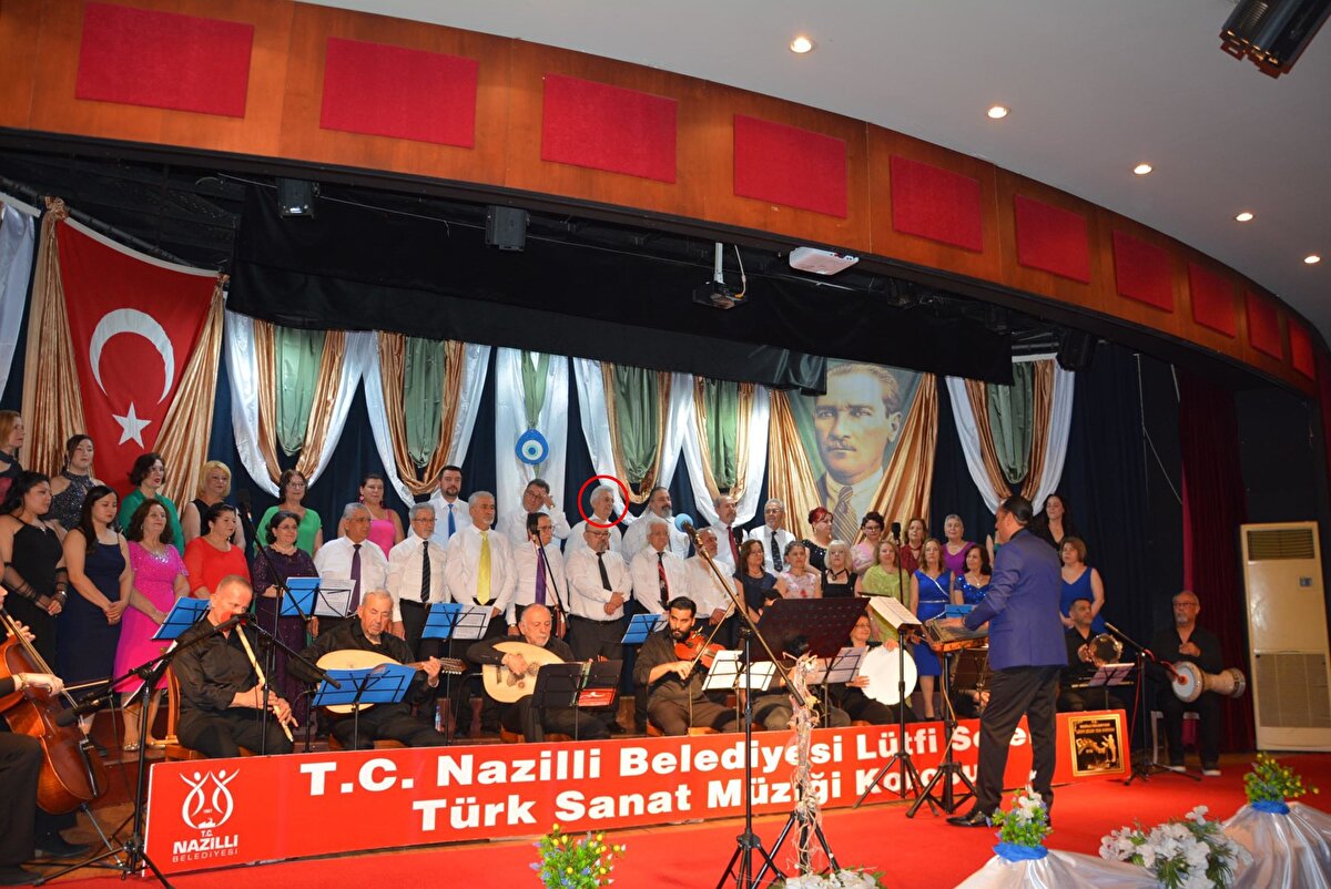 Nazilli Belediyesi Lütfi Selek Türk Sanat Müziği Korosu tarafından dün akşam Mehmet Yüzügüler Kültür Merkezi'nde 'Hoş geldin Bahar' konseri düzenlendi. Konseri saat 23.00 sıralarında tamamlayan koro, ardından, KKTC'deki konserinde rahatsızlanıp hayatını kaybeden sanatçı Volkan Konak'ın anısına bir şarkı seslendirmeye başladı. Bu sırada koroda arka sırada duran korist Mehmet Gündoğdu, bir anda yere yığıldı. 