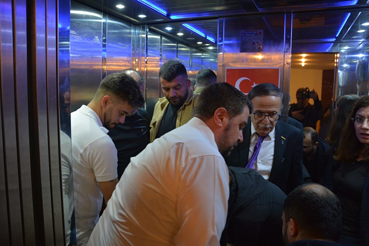 Nazilli Sümerbank Fabrikası'ndan emekli olan ve uzun yıllardır Nazilli Belediyesi Lütfi Selek Türk Sanat Müziği Korosu'nda korist ve solistliğin yanı sıra saz ekibinde de görev yapan Mehmet Gündoğdu'nun Volkan Konak hayranı olduğu öğrenildi.