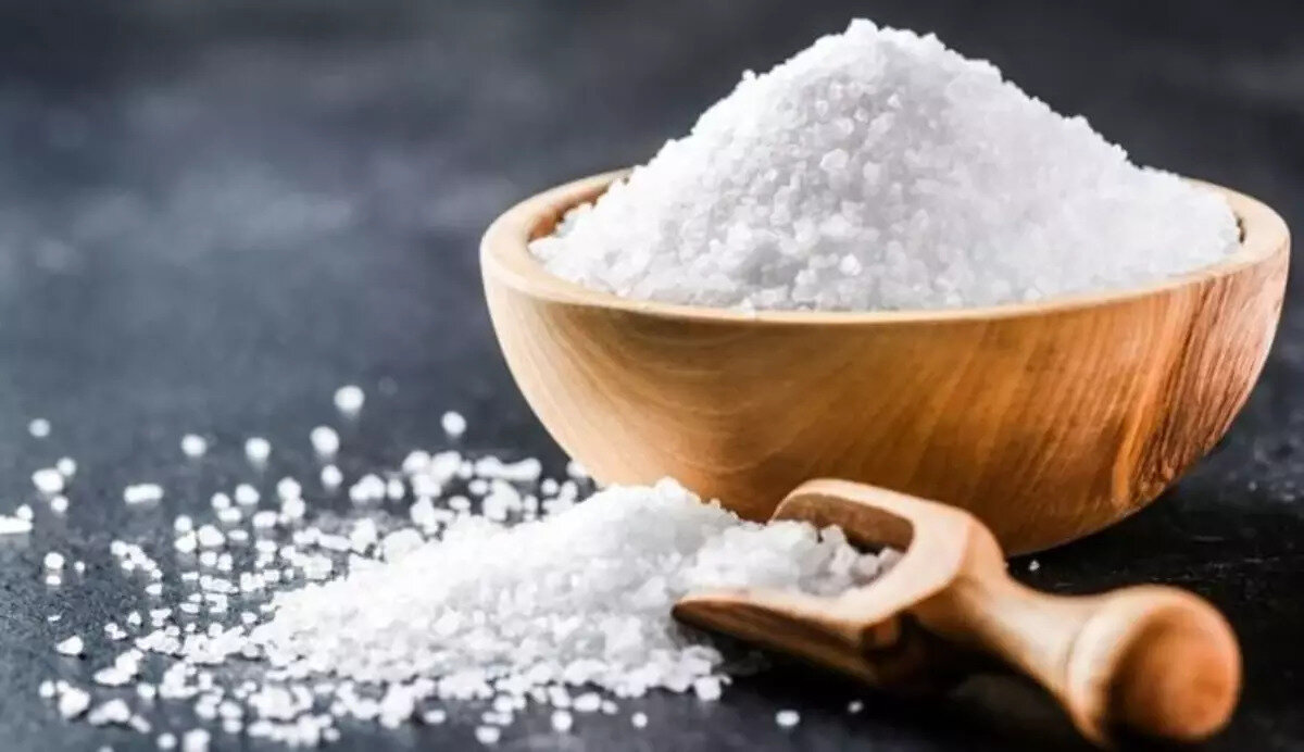 Prof. Dr. Canan Karatay, rafine edilmemiş ve katkı maddesi içermeyen kaya tuzunun günlük yaşamda kontrollü şekilde tüketilmesi gerektiğini belirtiyor. İşte Karatay’ın kaya tuzu kullanımına dair bazı önerileri: