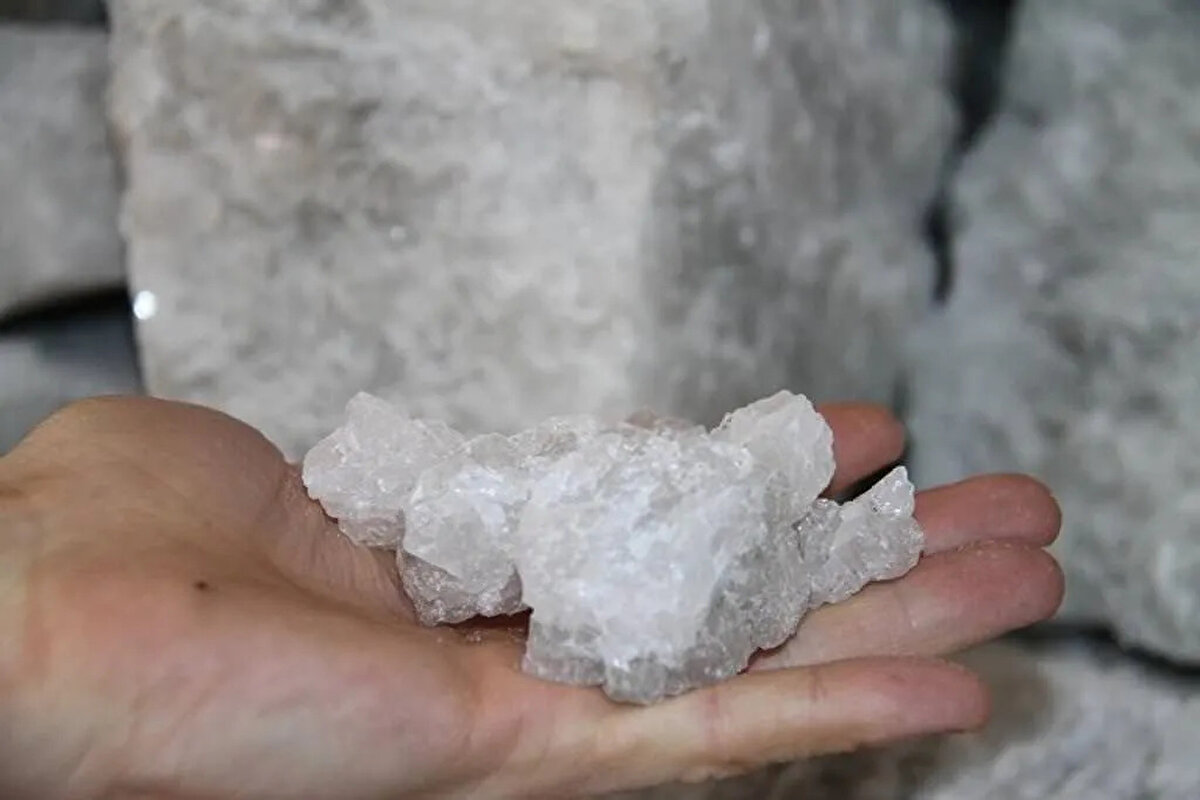 Kaya tuzu ne işe yarar? <br><br>Canan Karatay’a göre kaya tuzu yalnızca yemeklere tat katmakla kalmaz, aynı zamanda sağlık açısından da birçok yarar sağlar: